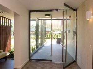 Cửa kính cường lực bản lề sàn tại khách sạn