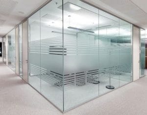 Với đa dạng các mẫu mã, hoa văn đường nét tinh tế cho mẫu cửa kính cường lực