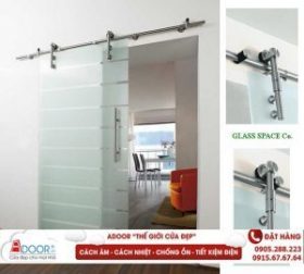 Mẫu cửa kính cường lực mở trượt treo tiết kiệm không gian diện tích