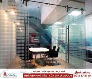 Mẫu cửa kính cường lực lùa tiết kiệm không gian