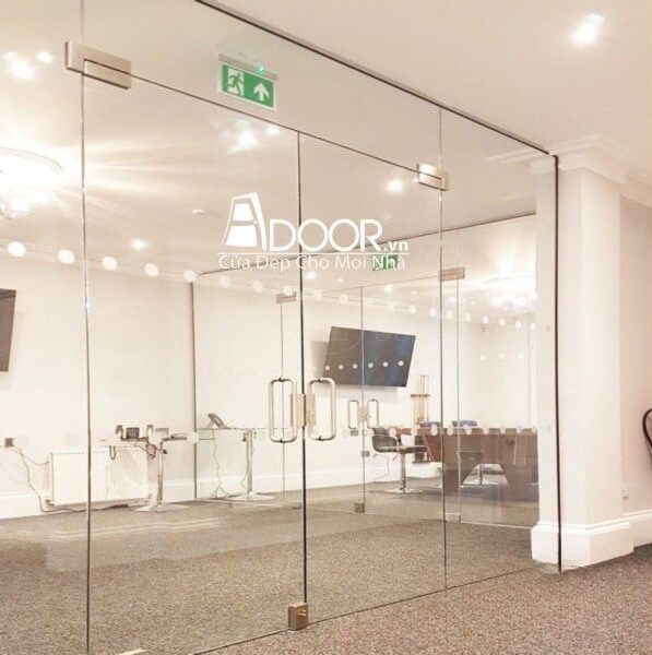 Mẫu cửa kính cường lực mở quay Adoor